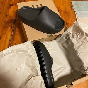 Yeezy Slides Onyx SIZE 5 BRAND NEW W BOX